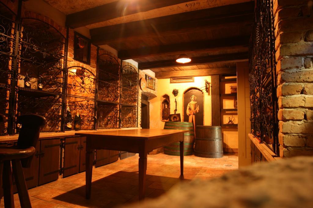 Villa Les With Hot Tub & Sauna Brežice Стая снимка
